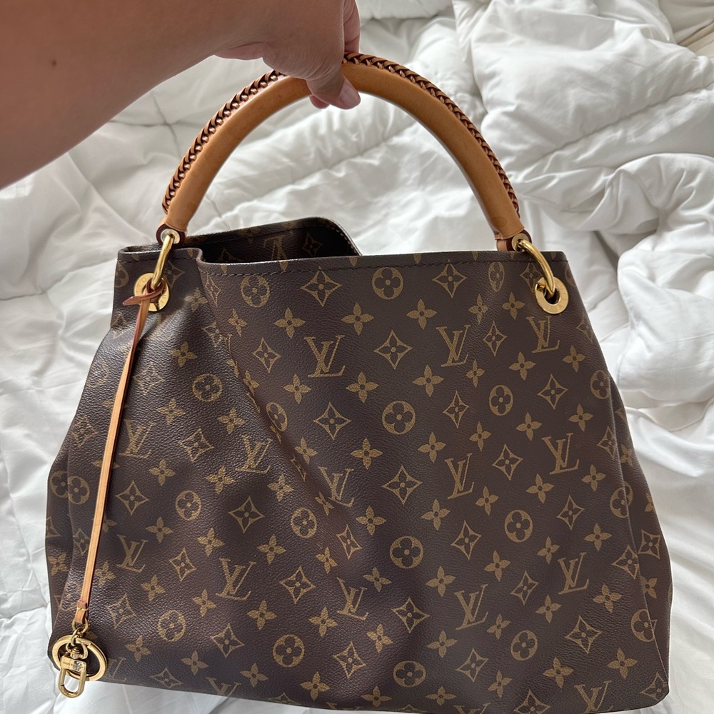 Authentic Louis Vuitton Artsy Bag